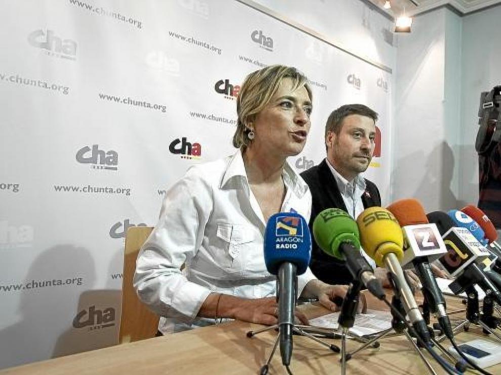 Nieves Ibeas y José Luis Soro presentaron ayer su programa electoral en la sede del partido.