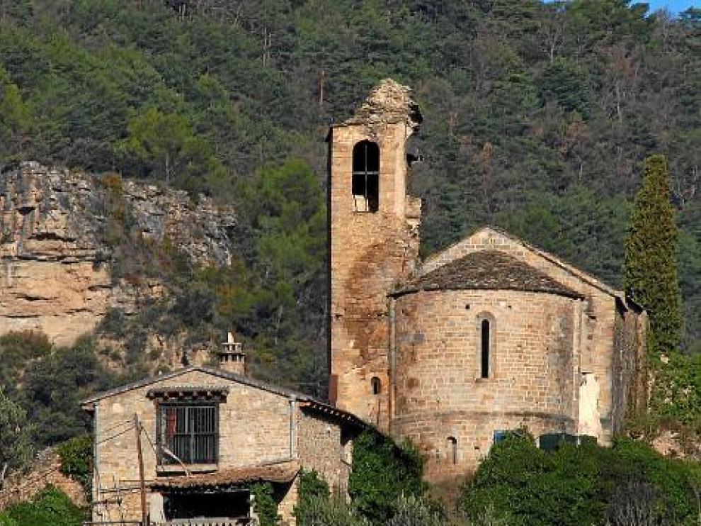Las humedades, entre la torre y el templo, son visibles a distancia.
