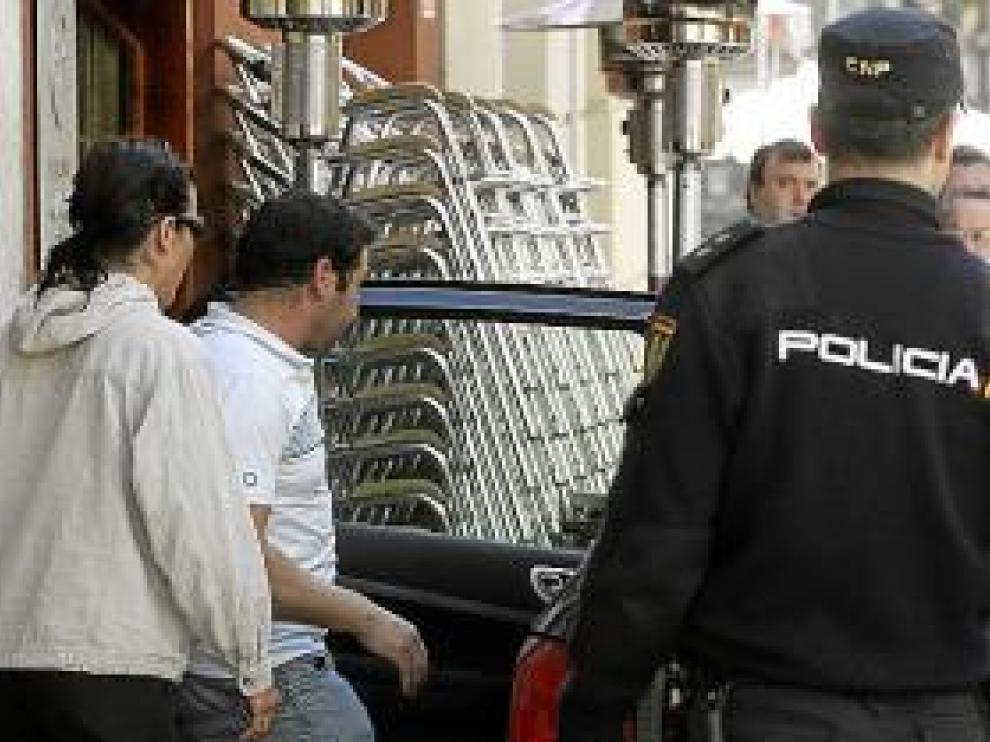 La Policía trasladó al padre para interrogarle.