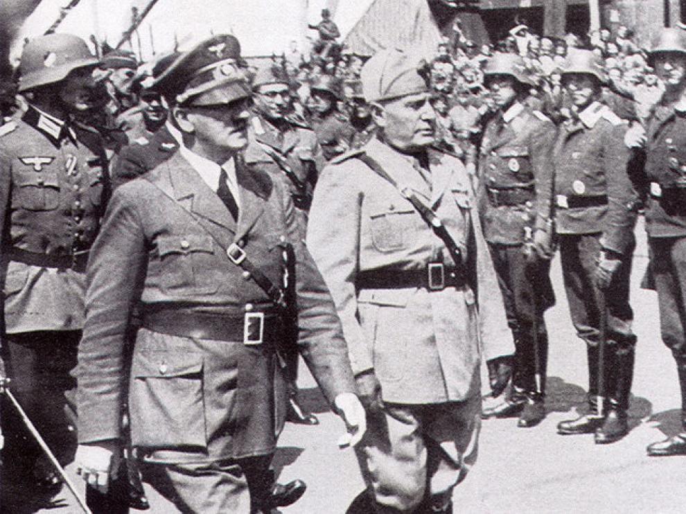 Hitler y Mussolini en un desfile de la Segunda Guerra Mundial.