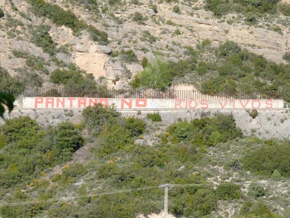 Pintada contra el pantano sobre el canfranero, bajo los Mallos de Riglos