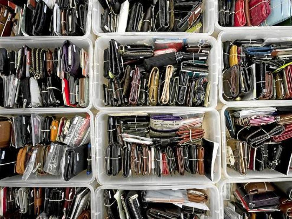 En la oficina municipal de objetos perdidos almacenan actualmente todas estas carteras y billeteras.