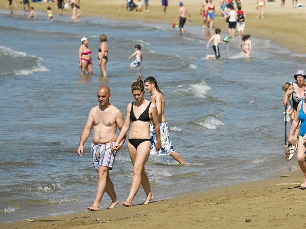 El buen tiempo ha llevado a algunos turistas a acercarse a la playa este fin de semana