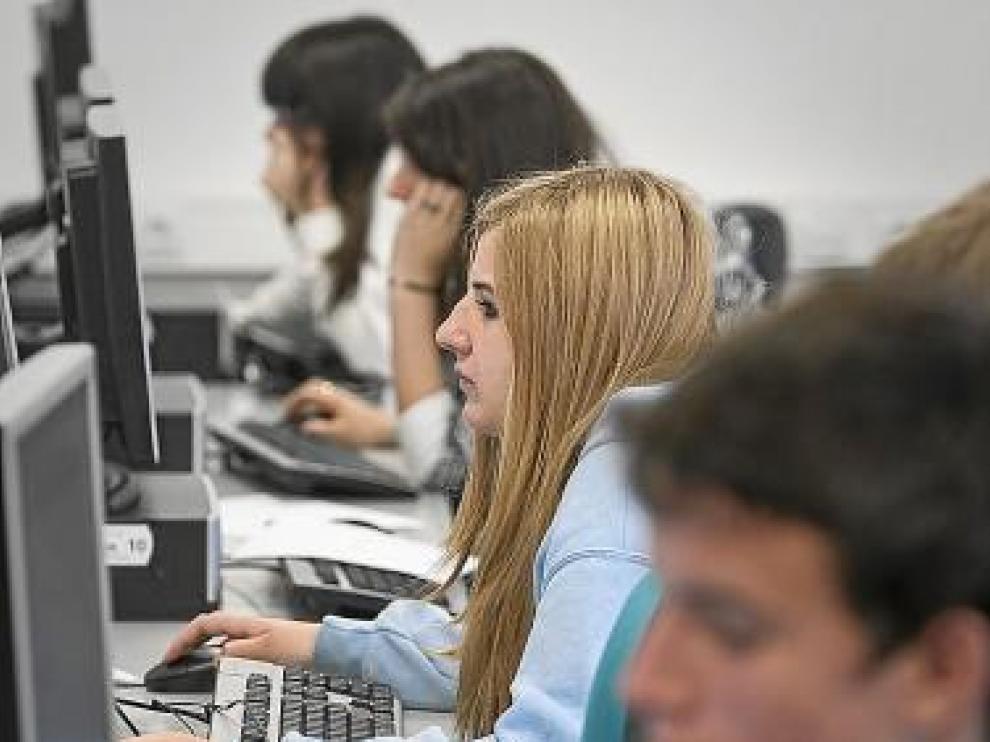 Los alumnos del IES La Azucarera, durante la prueba informática