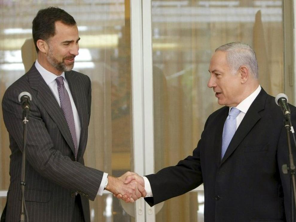 El príncipe de Asturias saluda al primer ministro israelí, Benjamín Netanyahu