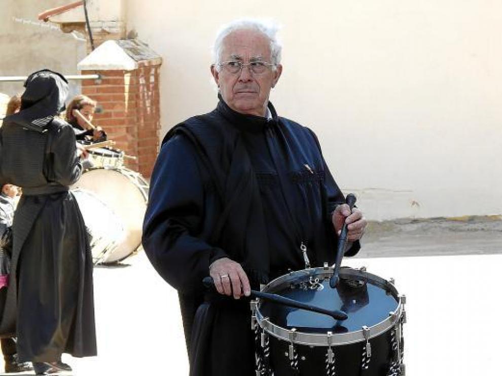Miguel Franco toca el tambor en un ensayo previo a la Semana Santa.