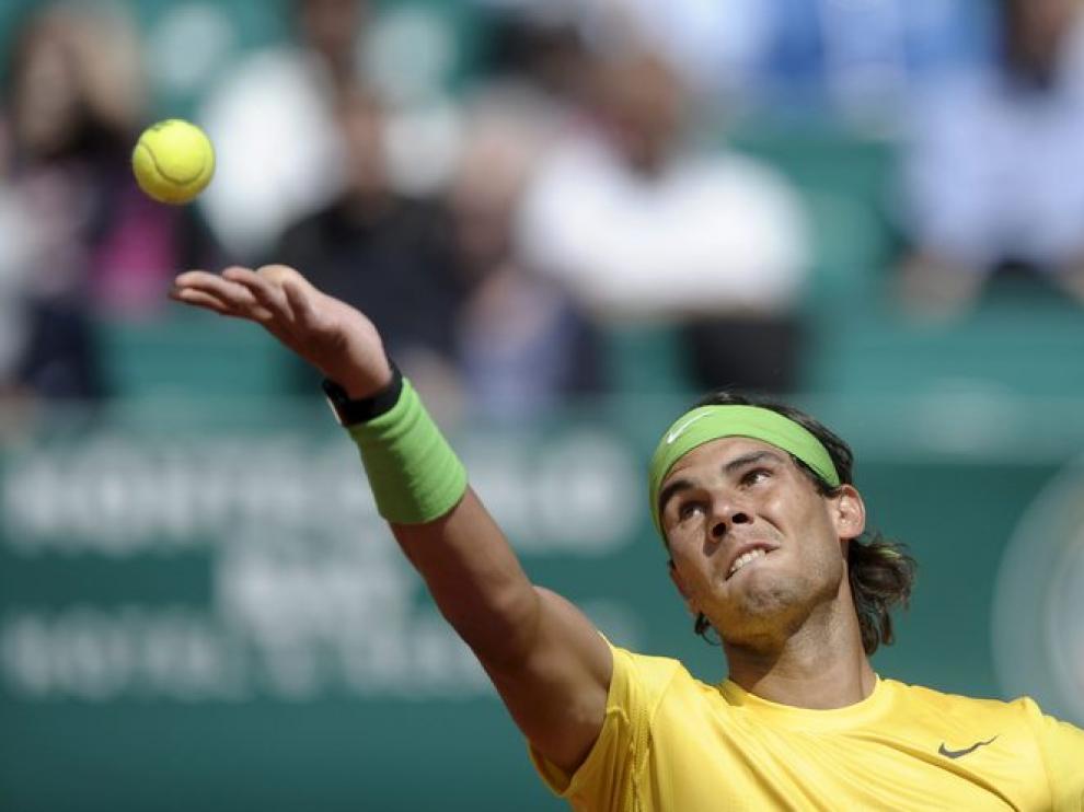 Rafael Nadal saca un servicio durante el partido de cuartos de final en el torneo de Montecarlo