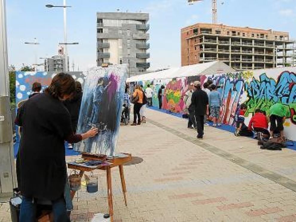 Participantes en el concurso de pintura y grafiteros se mezclaron.