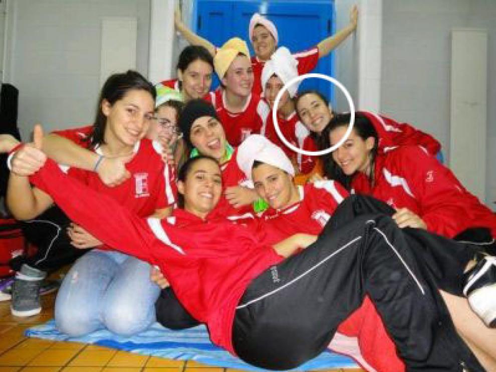 Marina (con un círculo blanco) con sus compañeras de equipo