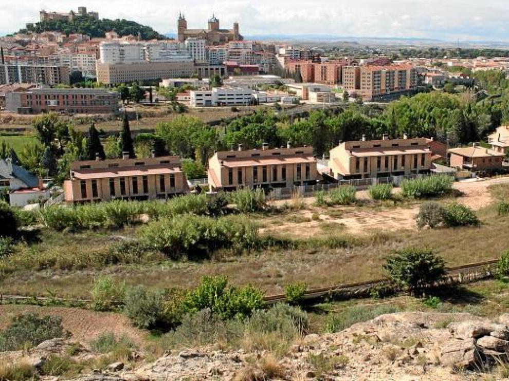 Terrenos en los que se construirá el nuevo hospital de Alcañiz. Al fondo, la ciudad.