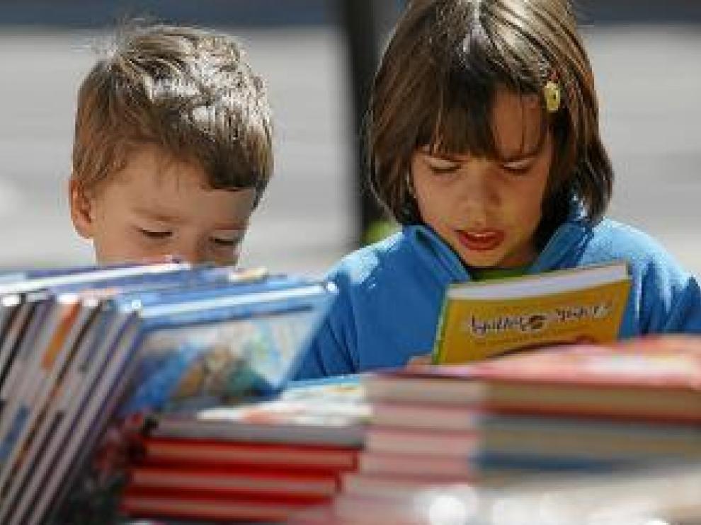 Un par de pequeños lectores.