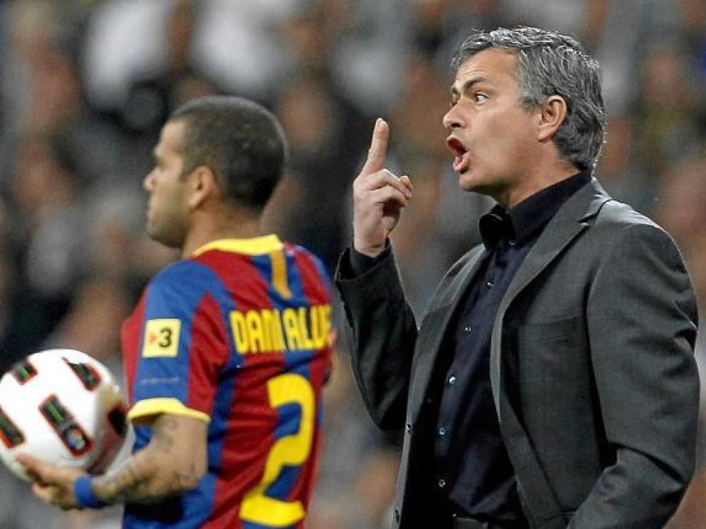 Mourinho hace un gesto a sus jugadores, durante un clásico