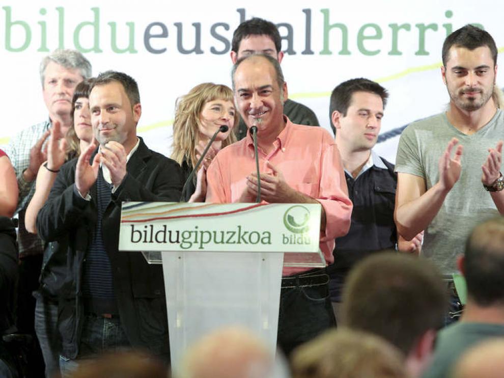 El ex redactor jefe de EGIN, Martin Garitano (c), junto a los candidatos de la coalición Bildu, Iñaki Agirrezabalaga (i), y Ander Rodriguez (d)
