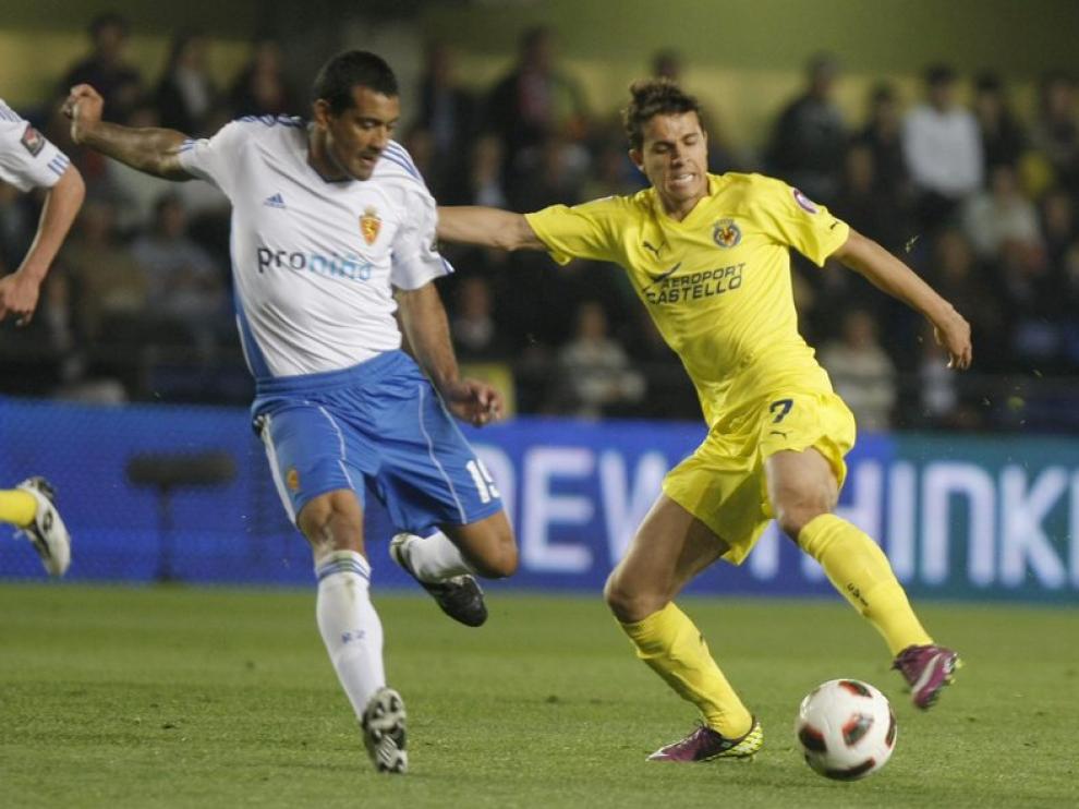 Da Silva lucha por un balón contra un jugador del Villarreal