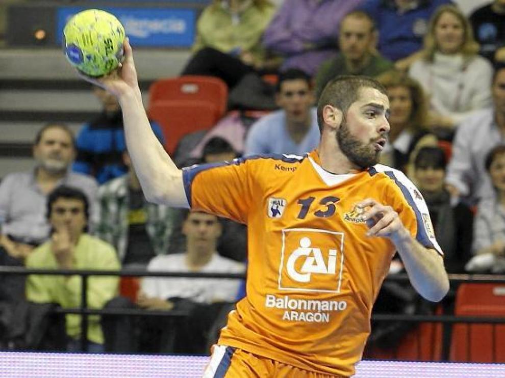 Stojanovic arma el brazo para efectuar un lanzamiento.