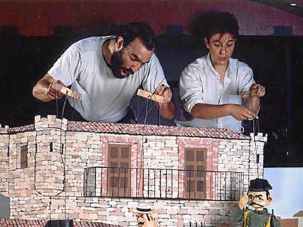 Los titiriteros, en una antigua representación de 'El bandido Cucaracha'.