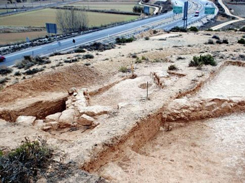 Vista del yacimiento celtíbero, con el tramo de la A-2 que se mejorará al fondo.