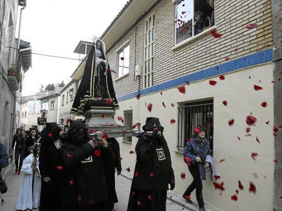 El paso de la Dolorosa recibió una lluvia de pétalos de flores de los vecinos de Alcalá de Gurrea.