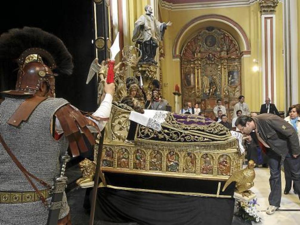 Miles de personas besaron los pies del Cristo de la Cama en la iglesia de San Cayetano, ayer.