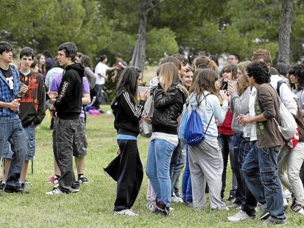 Decenas de jóvenes celebran un botellón a los pies del cerro
