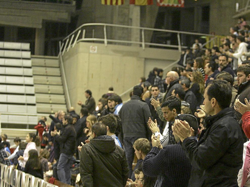 La grada del Palacio de los Deportes aplaude al Obearagón Huesca al final de un partido de esta temporada