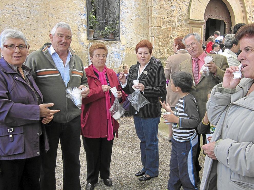 Los vecinos de Híjar y Samper compartieron alcaldes, almuerzo y conversaciones durante la mañana de ayer.