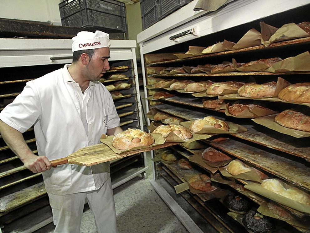 Preparación de roscas en el Horno Santa Cristina.