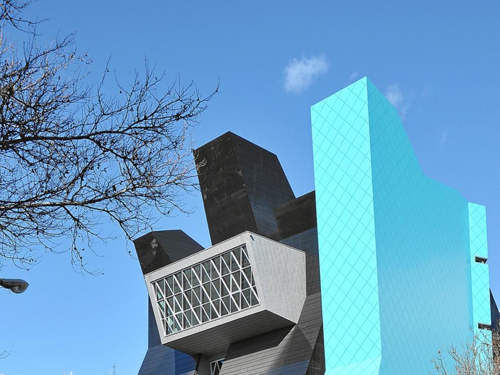 El aspecto exterior, plenamente vertical y escultórico, del Museo Pablo Serrano de Pérez Latorre.