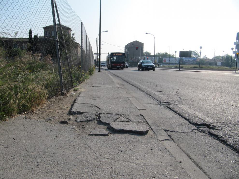 Aceras rotas y baches