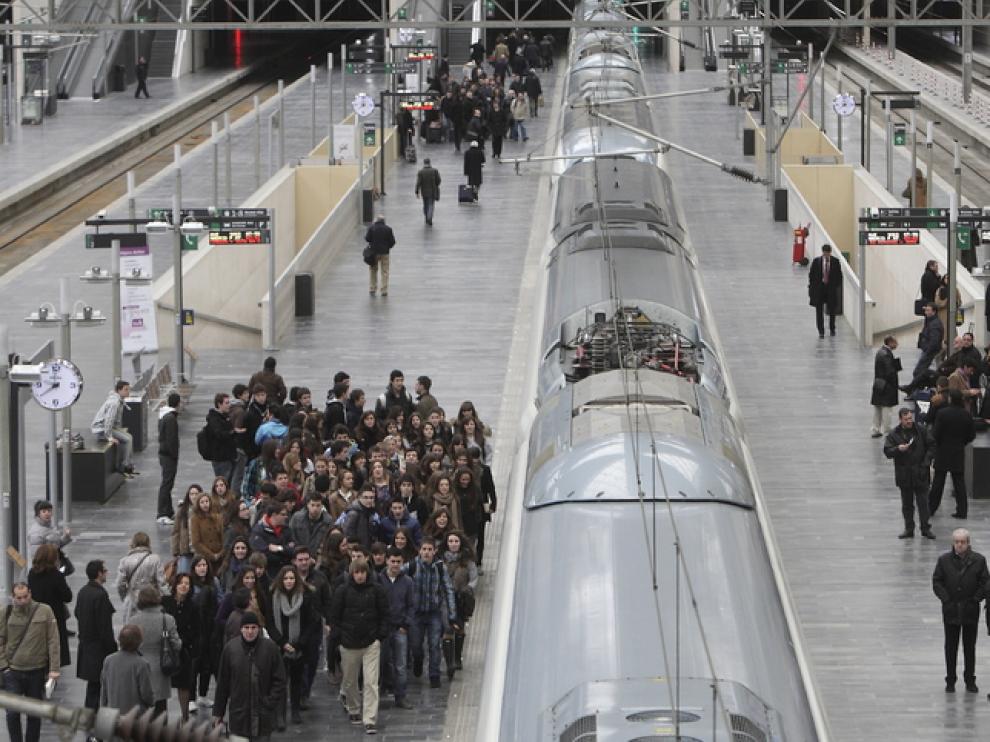 Viajeros en la estación intermodal de Delicias, en Zaragoza.