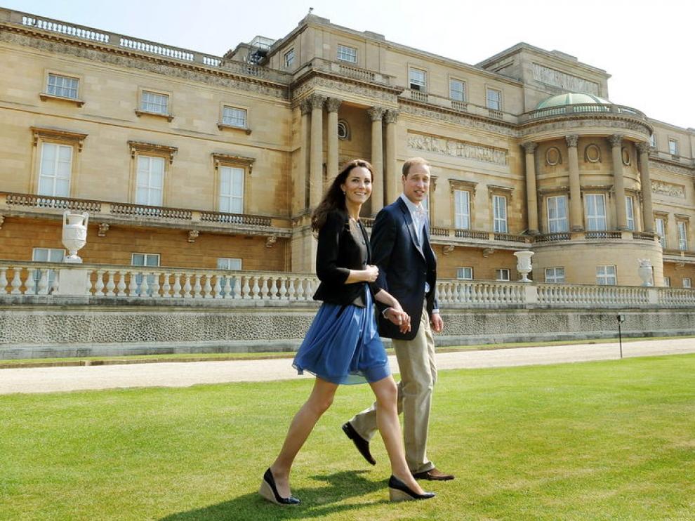 Los novios dejan Buckingham rumbo a su luna de miel secreta