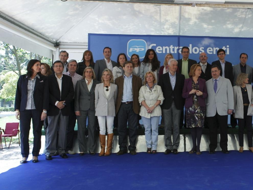 Suárez, acompañado de los ex alcaldes Rudi y Atarés, posó con la candidatura municipal del PP, ayer.