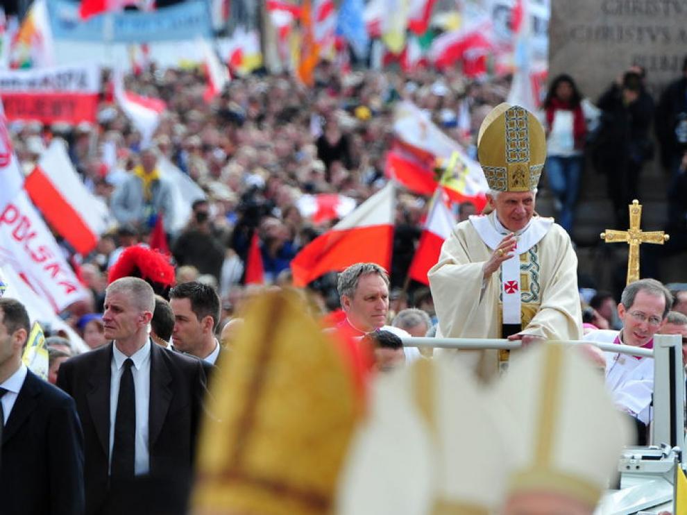 Benedicto XVI entra en San Pedro
