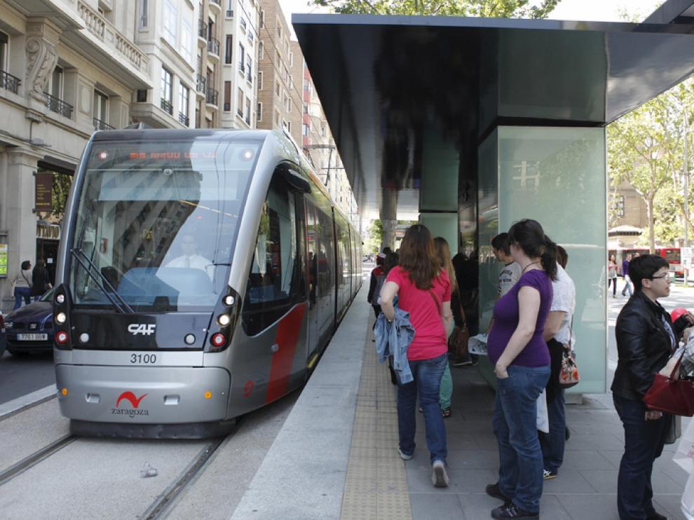 Imagen de un tranvía llegando a la parada de Gran Vía.