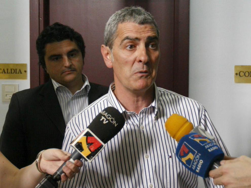 El alcalde de Mallén, Antonio Asín, habla ante los medios