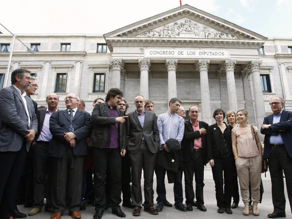 Los portavoces de Bildu Óskar Matute y Pello Urizar, junto a los diputados de ERC Joan Tardá y Joan Ridao, entre otros, durante la rueda de prensa que ofrecieron a las puertas del Congreso