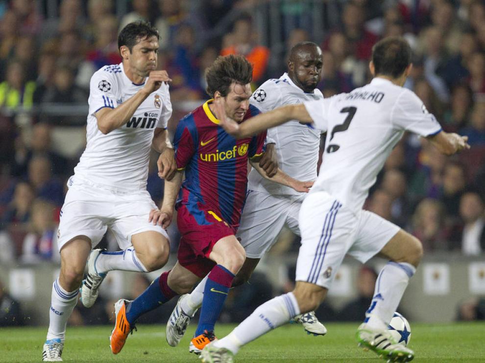 Messi se lleva el balón ante Kaka, Carvalho y Lass Diarra