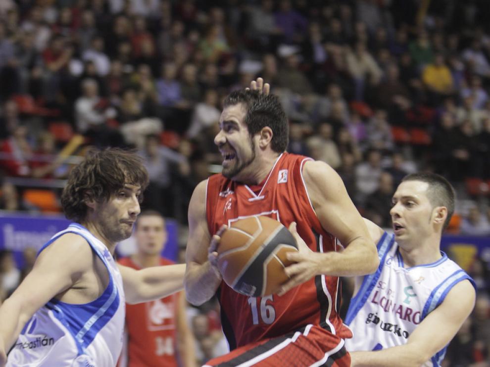 Carlos Cabezas penetra a canasta durante el partido de la primera vuelta ante el Lagun Aro.
