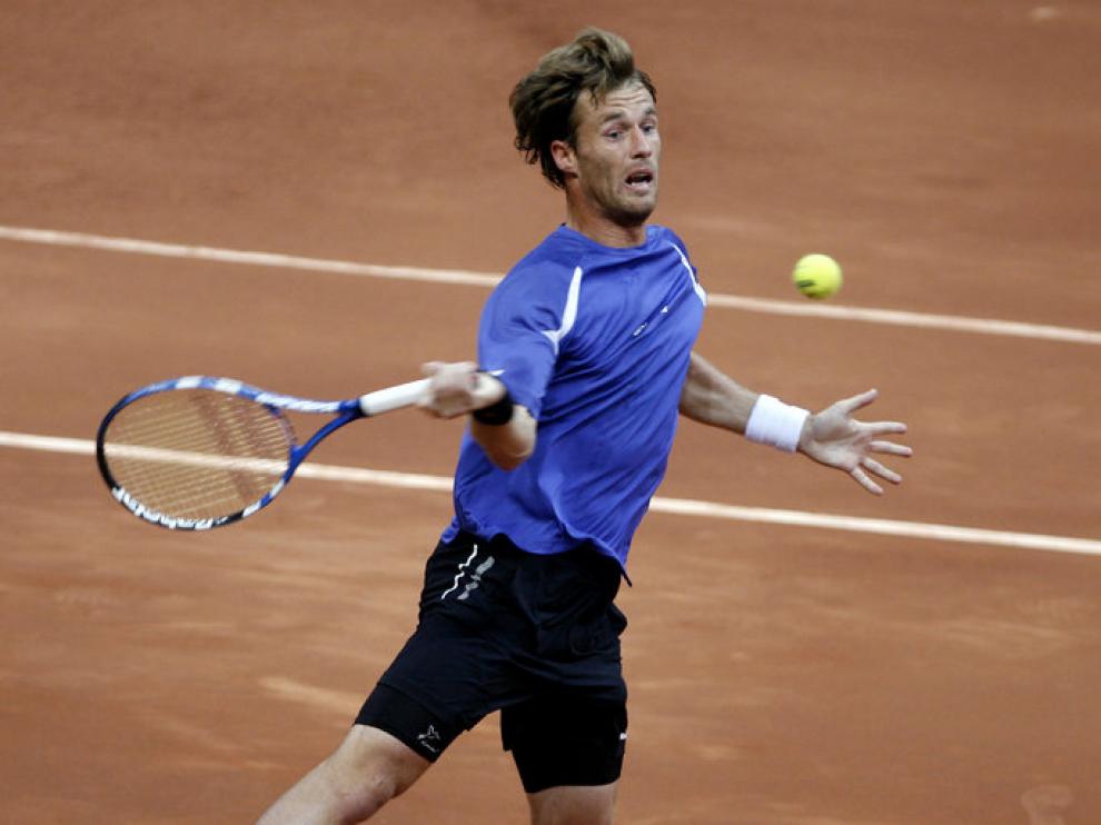 El tenista español Daniel Gimeno devuelve una bola al jugador austriaco Jurgen Melzer
