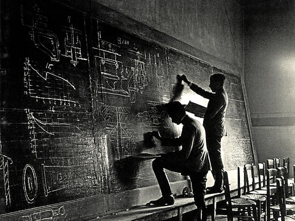 'Academia. Poniendo Pizarra', hacia 1911.