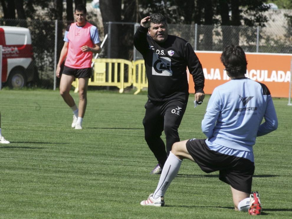 Onésimo da explicaciones a Camacho durante el entrenamiento