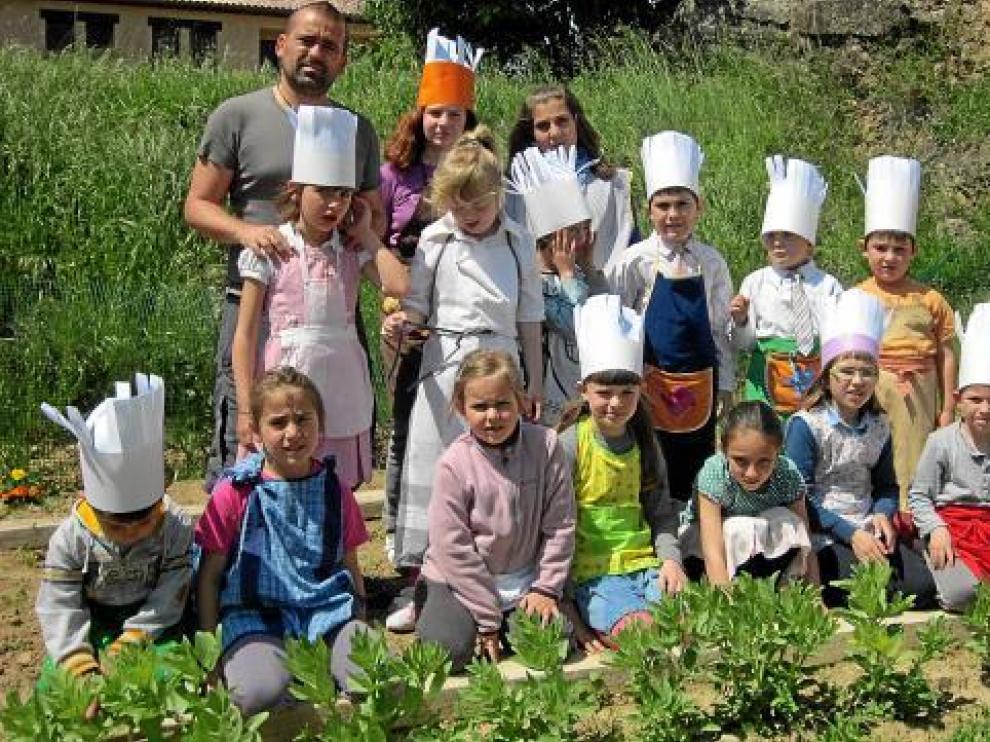 El profesor José Luis Oliván y sus alumnos junto al huerto ecológico de Fuentespalda.