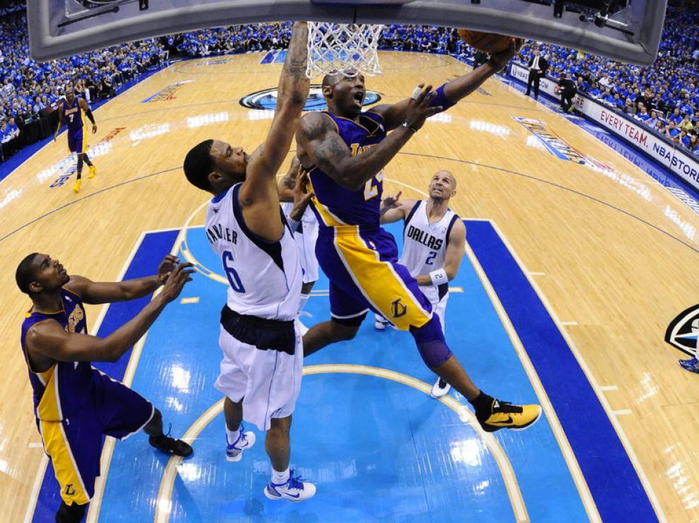 Kobe Bryant salta para encestar