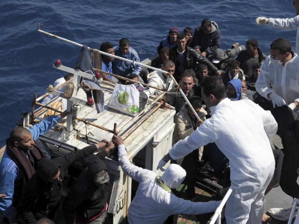 Imagen de la llegada de un embarcación a Lampedusa