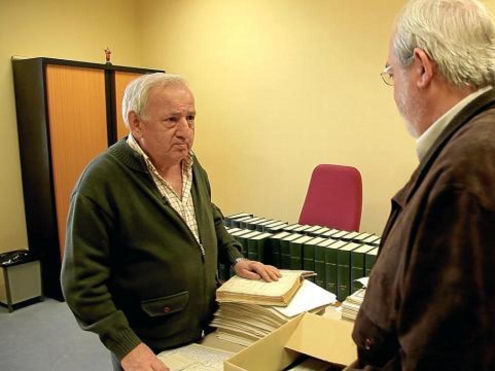 El administrador del cementerio, Pedro Villasol, a la izquierda, informa a Guillermo Navascués.
