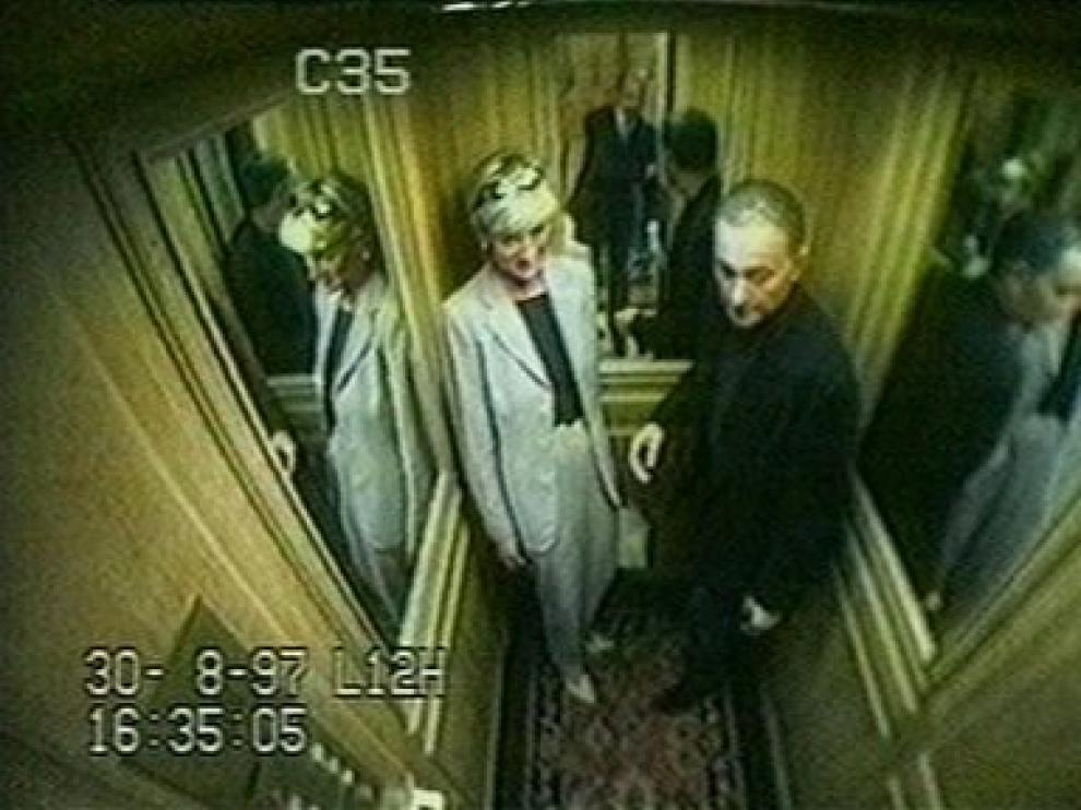 Imagen de Lady Di y Dodi Al Fayed, minutos antes de que fallecieran en un accidente de coche