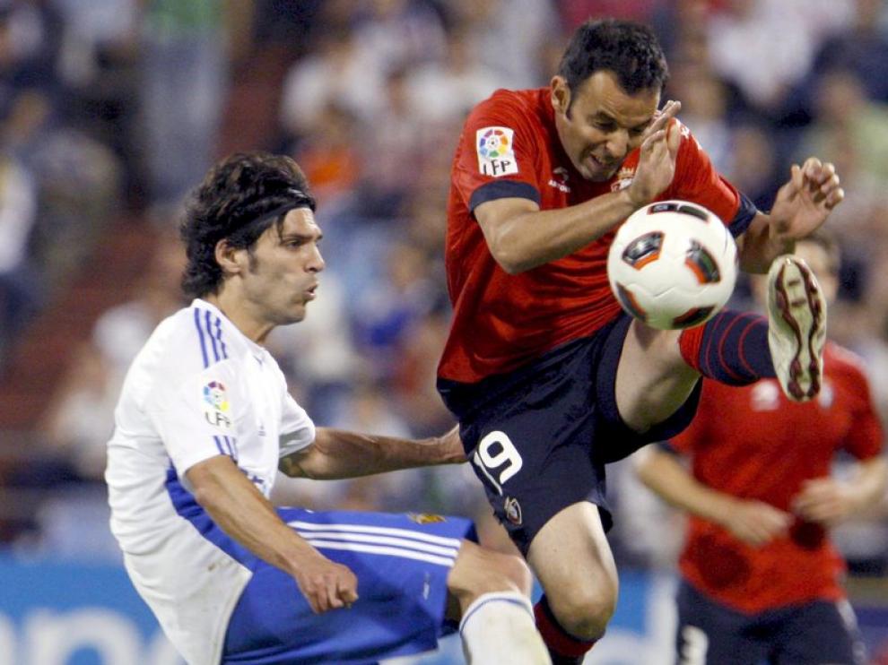 Ángel Lafita pugna por el balón con el centrocampista de Osasuna Javier Calleja