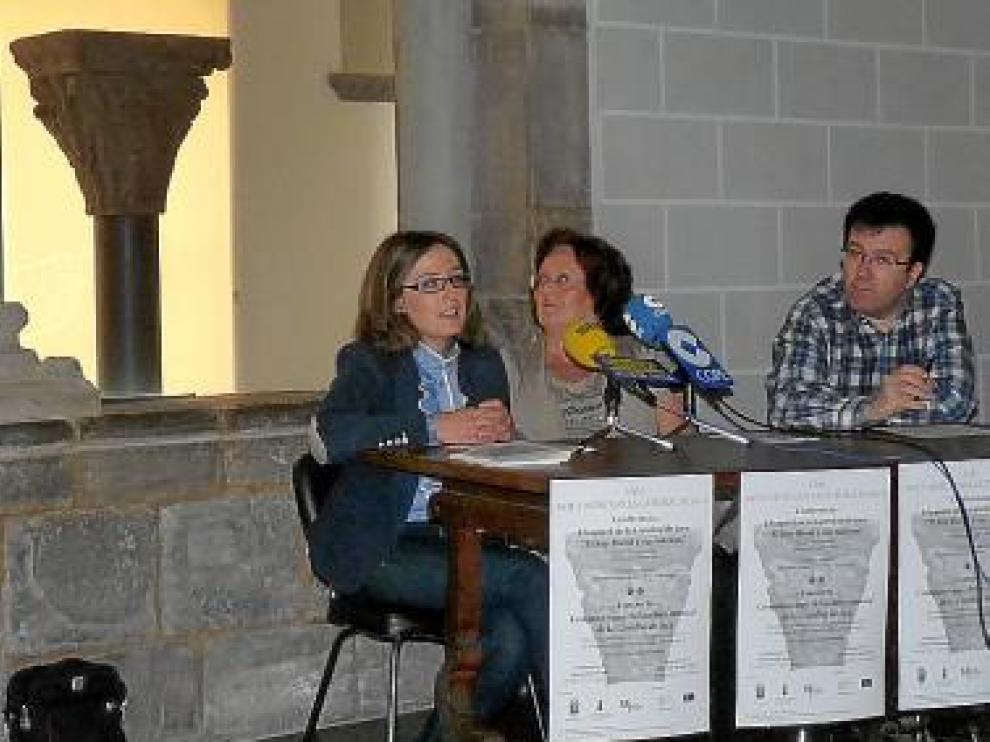 Un momento de la presentación, con el capitel al fondo.