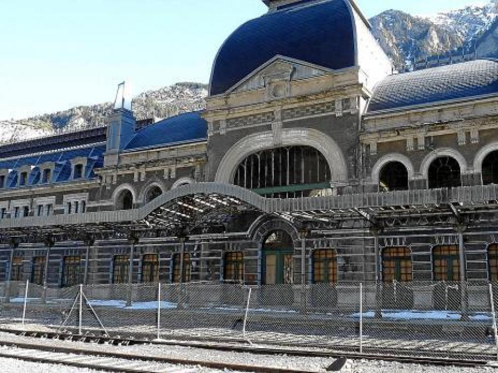 Exterior de la estación de Canfranc, vallada.