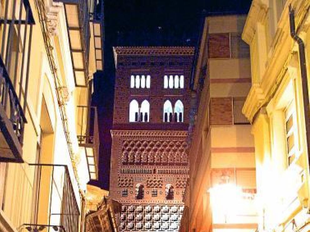 La torre mudéjar, con la iluminación nocturna, hace varios meses.